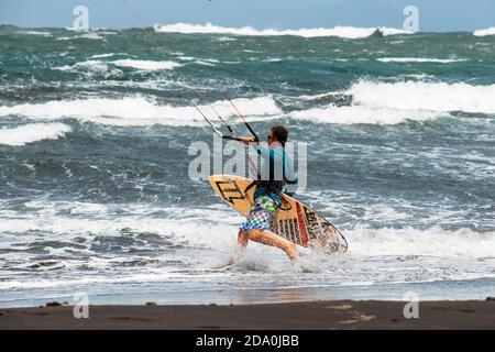 Kitesurfers à Tahara belvedere, Tahiti Nui, Iles de la Société, Polynésie française, Pacifique Sud. Vue sur la plage de sable noir de Lafayette depuis point de vue d Banque D'Images