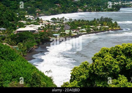 Tahara belvedere, Tahiti Nui, Iles de la Société, Polynésie française, Pacifique Sud. Vue sur la plage de sable noir de Lafayette depuis le point de vue du Tahara'a Belv Banque D'Images