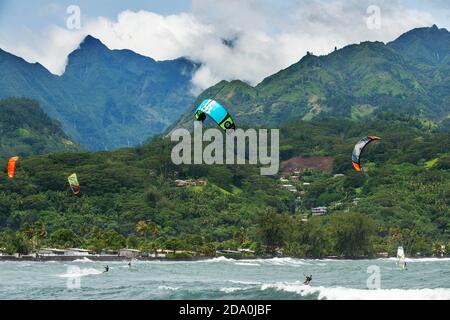 Kitesurfers à Tahara belvedere, Tahiti Nui, Iles de la Société, Polynésie française, Pacifique Sud. Vue sur la plage de sable noir de Lafayette depuis point de vue d Banque D'Images