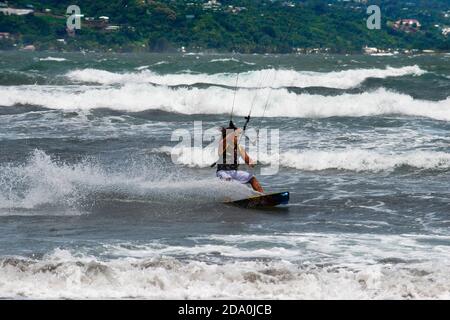 Kitesurfers à Tahara belvedere, Tahiti Nui, Iles de la Société, Polynésie française, Pacifique Sud. Vue sur la plage de sable noir de Lafayette depuis point de vue d Banque D'Images