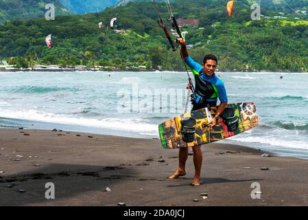 Kitesurfers à Tahara belvedere, Tahiti Nui, Iles de la Société, Polynésie française, Pacifique Sud. Vue sur la plage de sable noir de Lafayette depuis point de vue d Banque D'Images