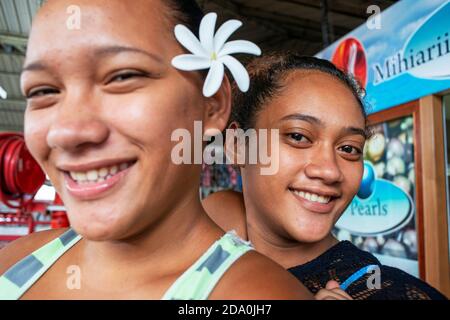 Femme vendeuse locale à Papeete marché couvert municipal, Papeete, Tahiti, Polynésie française, Tahiti Nui, Iles de la Société, Polynésie française, Pacifique Sud Banque D'Images