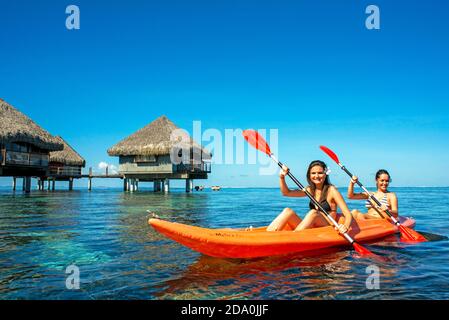 Kayak en face le Meridien Hotel sur l'île de Tahiti, Polynésie française, Tahiti Nui, Iles de la Société, Polynésie française, Pacifique Sud. Banque D'Images