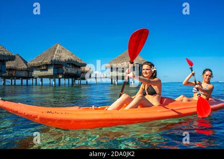 Kayak en face le Meridien Hotel sur l'île de Tahiti, Polynésie française, Tahiti Nui, Iles de la Société, Polynésie française, Pacifique Sud. Banque D'Images