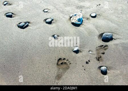 Empreintes sur la plage de sable noir sur la Pointe Vénus, Tahiti, Polynésie française, Tahiti Nui, Iles de la Société, Polynésie française, Pacifique Sud. Banque D'Images