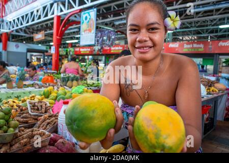 Femme vendeuse de fruits au marché couvert municipal de Papeete, Papeete, Tahiti, Polynésie française, Tahiti Nui, Iles de la Société, Polynésie française, Pamifi du Sud Banque D'Images