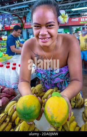 Femme vendeuse de fruits au marché couvert municipal de Papeete, Papeete, Tahiti, Polynésie française, Tahiti Nui, Iles de la Société, Polynésie française, Pamifi du Sud Banque D'Images