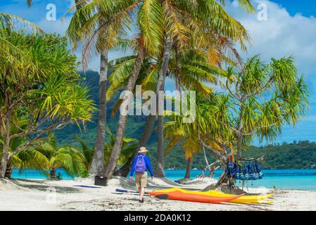 Plage de Motu Tevairoa, un petit îlot dans le lagon de Bora Bora, les îles de la Société, Polynésie française, Pacifique Sud. Banque D'Images