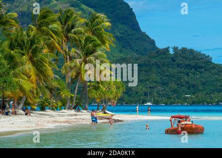 Plage de Motu Tevairoa, un petit îlot dans le lagon de Bora Bora, les îles de la Société, Polynésie française, Pacifique Sud. Banque D'Images