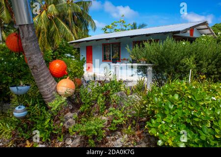 Maison de pêcheurs locale à Fakarava, archipel de Tuamotus Polynésie française, îles de Tuamotu, Pacifique Sud. Banque D'Images