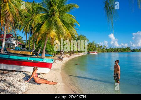 Un couple se détend dans la plage de Rangiroa, Tuamotu, Polynésie Française, Pacifique Sud. Banque D'Images