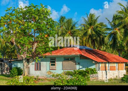 Maison de pêcheurs locale à Fakarava, archipel de Tuamotus Polynésie française, îles de Tuamotu, Pacifique Sud. Banque D'Images