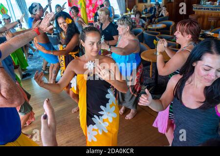 Cours de danse polynésienne sur le bateau de croisière Paul Gauguin. France, Polynésie française, polynésienne, Pacifique Sud. Banque D'Images