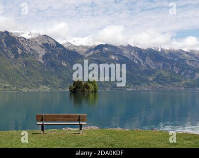 Banc orienté vers le lac pittoresque et le paysage de montagne. Une scène tranquille et relaxante pour recharger votre énergie. Banque D'Images