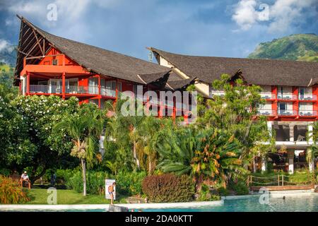 Coucher de soleil au Meridien Hotel sur l'île de Tahiti, Polynésie française, Tahiti Nui, Iles de la Société, Polynésie française, Pacifique Sud. Banque D'Images