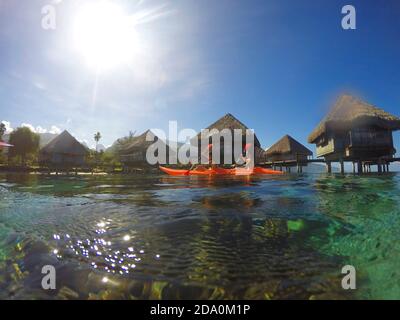 Kayak en face le Meridien Hotel sur l'île de Tahiti, Polynésie française, Tahiti Nui, Iles de la Société, Polynésie française, Pacifique Sud. Banque D'Images