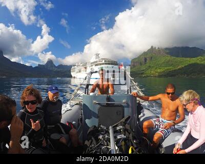 Excursion de plongée dans les eaux peu profondes du lagon de Bora Bora, Moorea, Polynésie française, Society Islands, Pacifique Sud. Cook's Bay. Banque D'Images