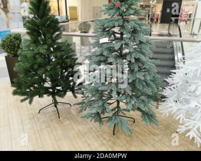 L'intérieur du centre commercial est décoré d'arbres de noël Banque D'Images