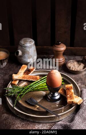 Grand angle de croûton à pain et œuf dur servi sur table dans la cuisine pour le petit déjeuner Banque D'Images