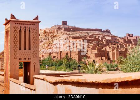 Le vieux village vu du nouveau village. Ksar ait Ben haddou, vieux village berbère en briques adobe ou kasbah. Ouarzazate, Drâa-Tafilalet, Maroc, Nord A. Banque D'Images