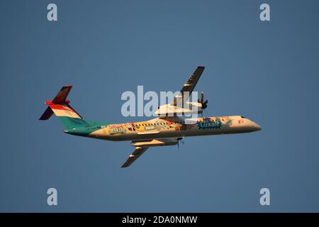 Luxair Bombardier Q400 LX-LQA avec le nouveau SUMO! Des œuvres d'art se départir de l'aéroport de London City Banque D'Images