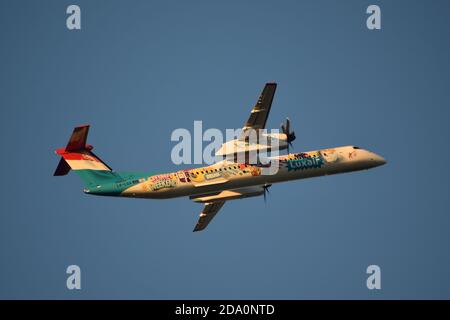 Luxair Bombardier Q400 LX-LQA avec le nouveau SUMO! Des œuvres d'art se départir de l'aéroport de London City Banque D'Images