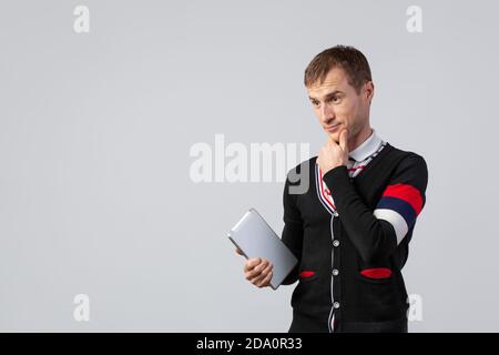 Professeur de cours, maître de conférences tient son menton et regarde les élèves auditeurs étudiants. Concept d'entraînement, studio tourné avec espace pour le texte publicitaire. Banque D'Images