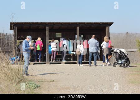 Cache-oiseaux en bois pour ornithologues ou ornithologues, parc naturel, Guadalhorce, Málaga, Espagne. Banque D'Images