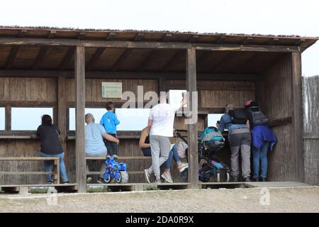 Cache-oiseaux en bois pour ornithologues ou ornithologues, parc naturel, Guadalhorce, Málaga, Espagne. Banque D'Images