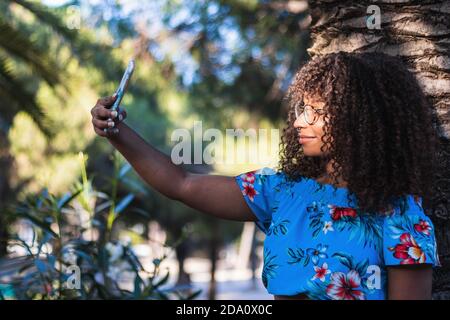 Femme senior confiante en fourrure tendance avec rotateur walker sur fond marron en studio et regardant la caméra Banque D'Images