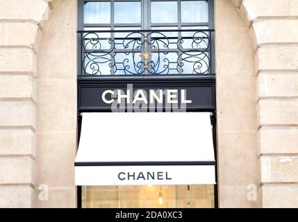 PARIS, FRANCE : boutique Chanel sur la place Vendôme à Paris. Chanel est une maison de mode fondée en 1909 spécialisée dans la haute couture et les produits de luxe, Banque D'Images