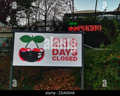 Munich, Bavière, Allemagne. 8 novembre 2020. Un club à Munich, en Allemagne, a un panneau en face avec le compte de combien de jours ils ont été fermés du à la crise du coronavirus. Credit: Sachelle Babbar/ZUMA Wire/Alay Live News Banque D'Images