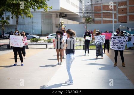 Balneario Camboriu, Santa Catarina. 8 novembre 2020. (INT) manifestation pour la défense de Mariana Ferrer . 8 novembre 2020, Camboriu, Santa Catarina, Brésil: Des activistes se rassemblent sur la plage de Balneario Camboriu à Santa Catarina pour protester en défense de Mariana Ferrer, un modèle. Mariana Ferrer accuse l'homme d'affaires André de Camargo Aranha de l'avoir violée en décembre 2018, lors d'une fête dans un club de plage de Florianopolis. Il a été acquitté par les tribunaux.Credit: Matheus PE/Thenews2 Credit: Matheus PE/TheNEWS2/ZUMA Wire/Alay Live News Banque D'Images