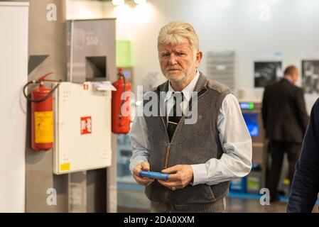 Portrait d'un homme qui fréquente le centre de congrès de Brno et qui prend un peu de temps pour prendre un café. BVV Brno Parc des Expositions. République tchèque Banque D'Images