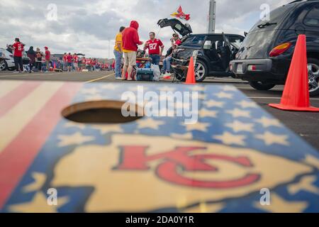 Kansas City, États-Unis. 08 novembre 2020. Les fans de Kansas City Chiefs participent à des activités de déportillonnage avant le match contre les Carolina Panthers au stade Arrowhead à Kansas City, le dimanche 8 novembre 2020. Photo de Kyle Rivas/UPI crédit: UPI/Alay Live News Banque D'Images