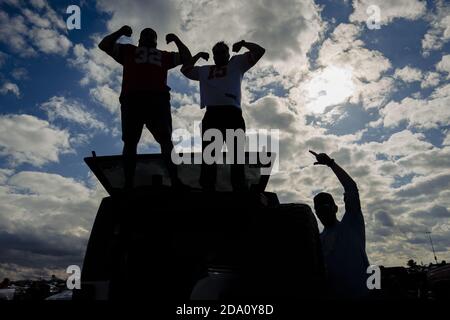 Kansas City, États-Unis. 08 novembre 2020. Les fans de Kansas City Chiefs participent à des activités de déportillonnage avant le match contre les Carolina Panthers au stade Arrowhead à Kansas City, le dimanche 8 novembre 2020. Photo de Kyle Rivas/UPI crédit: UPI/Alay Live News Banque D'Images