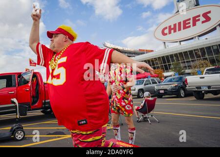 Kansas City, États-Unis. 08 novembre 2020. Les fans de Kansas City Chiefs participent à des activités de déportillonnage avant le match contre les Carolina Panthers au stade Arrowhead à Kansas City, le dimanche 8 novembre 2020. Photo de Kyle Rivas/UPI crédit: UPI/Alay Live News Banque D'Images