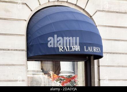 PARIS : ouverture du premier magasin de Ralph Lauren à Paris 1986 Ralph Lauren est la marque de mode de renommée mondiale fondée à New York.Holidays. Banque D'Images