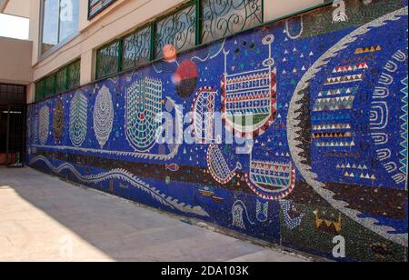 TURQUIE, Istanbul - juin 2007 ; Résumé mosaïque art par le célèbre artiste turc Bedri Rahmi Eyuboglu sur les murs du bazar d'Unkapani IMC, Istanbul Banque D'Images