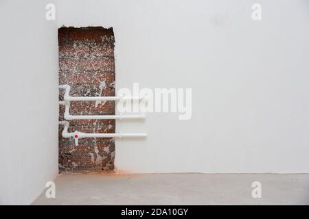 Installation du système d'alimentation en eau. Pose de tuyaux dans le mur. Eau froide et chaude dans l'appartement Banque D'Images