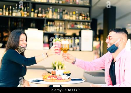 Des amis heureux qui ont une fête en train de boire des cocktails au bar - Adolescents à la mode qui célèbrent dans un café-bar boire de l'alcool - Nouveau mode de vie normal con Banque D'Images