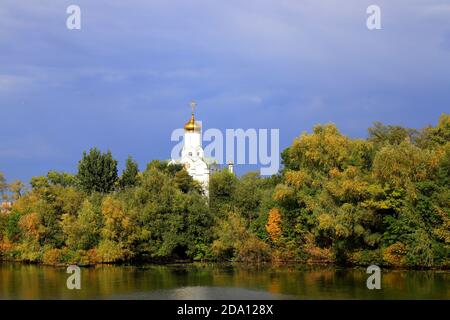 Magnifique paysage d'automne sur la rivière Dniepr, église chrétienne sur l'île parmi les arbres jaunes, ville d'Ukraine, Dnipro, Dnepropetrovsk, octobre Banque D'Images