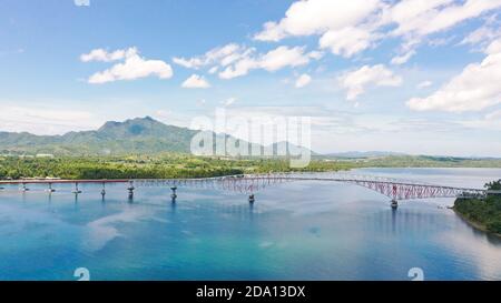 Pont De San Juanico : Le Plus Long Pont Des Philippines. Pont routier entre les îles, vue de dessus. Concept de vacances d'été et de voyage. Banque D'Images