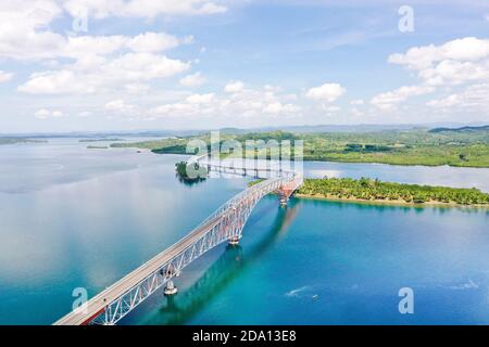 Panoramique du pont de San Juanico, le plus long pont des Philippines. Pont routier entre les îles, vue de dessus. Concept de vacances d'été et de voyage. Banque D'Images
