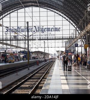 À l'intérieur de la gare centrale de Francfort, en Allemagne. Avec environ 350.000 passagers par jour, c'est la gare la plus fréquentée d'Allemagne. Banque D'Images