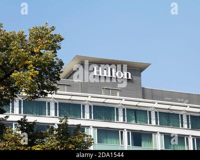 FRANKFURT AM MAIN, ALLEMAGNE: Le panneau pour un hôtel Hilton à Francfort le 10 septembre 2016. Les hôtels et les complexes hôteliers Hilton ont plus de 500 hôtels dans le monde. Banque D'Images