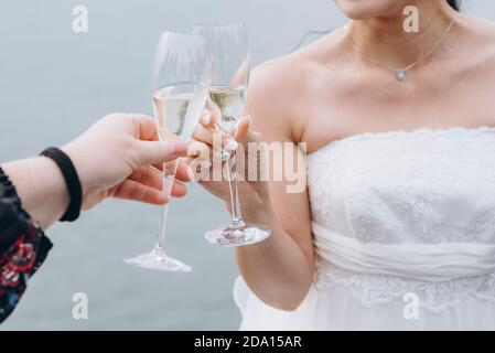 Couple de mariage célébrant ensemble le joyeux jour de mariage. La mariée donne des encouragements aux clients. Banque D'Images