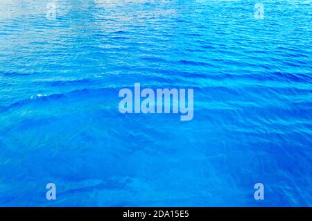 Eau de mer bleu incroyablement clair dans la zone marine préservée de L'île Marettimo en Italie Banque D'Images