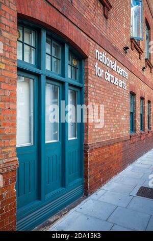 Le National Center for Circus Arts de Hoxton, Shoreditch, Londres, est un centre de formation de cirque contemporain de premier plan. Formation au cirque de Londres. Banque D'Images