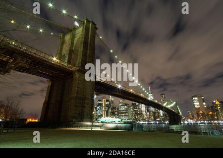 Pont de Brooklyn de Dumbo, Brooklyn de nuit, New York City, 2019 mars, États-Unis Banque D'Images